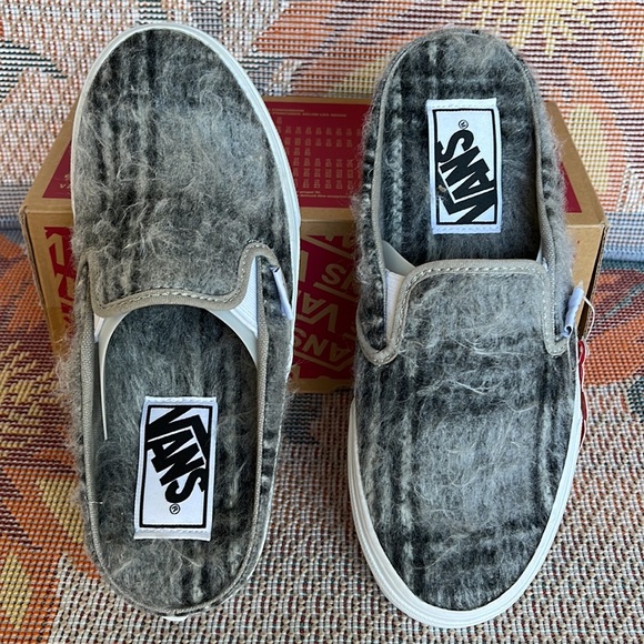 Vans WMNS Classic Slip-On Mule
(Soft Plaid Gray/True white
VN0A4P3U809
Sneakers - Picture 13 of 16